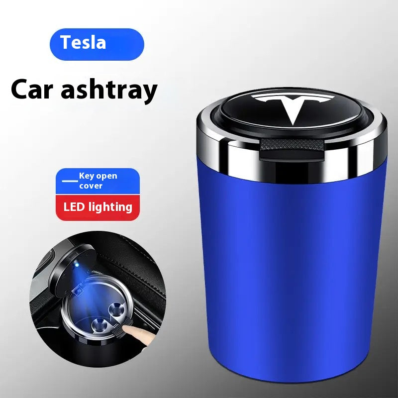 Teslas personalisierter Aschenbecher mit automatischer Öffnung